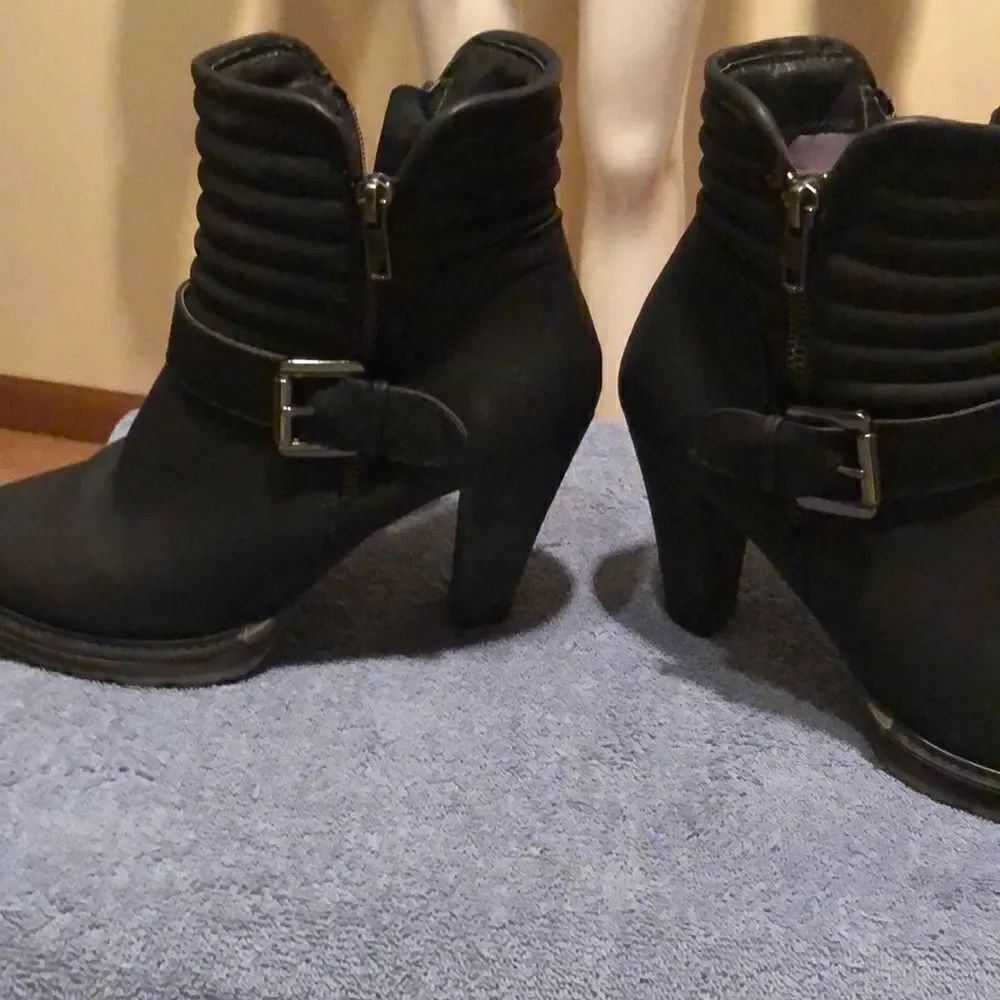 White Mountain Booties - Picture 4 of 6